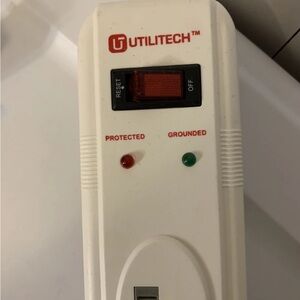 Utilitech White Power Strip with Red and‎ Green Indicators model 3109 YLPT 25A